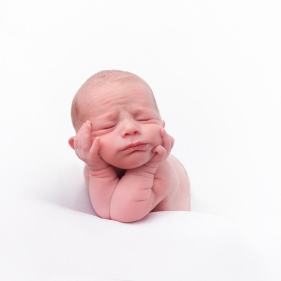 Запечатайте най-скъпите моменти от живота с Професионална фотосесия за новородени от Makaroon