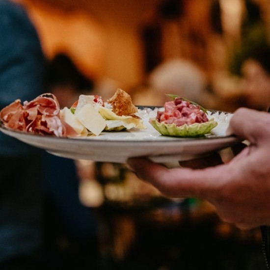 Immerse yourself in the world of delicious food with "Three-course menu for two at Opera Garden" from Makaroon