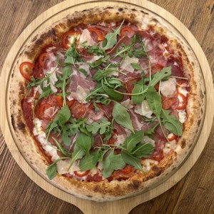 Насладете се на автентична пица с „Пица меню за двама в Opera Garden, Бургас“