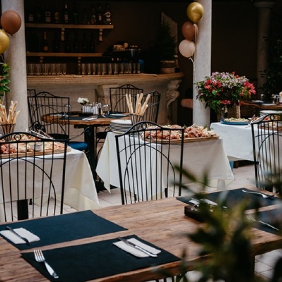 В света на вкусната пица с  „Пица меню за двама в Opera Garden, Бургас“ от Makaroon