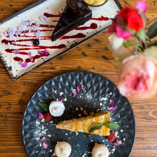 Подарете капка сладост с „Десертно меню за двама в Opera Garden, Бургас“ от Makaroon