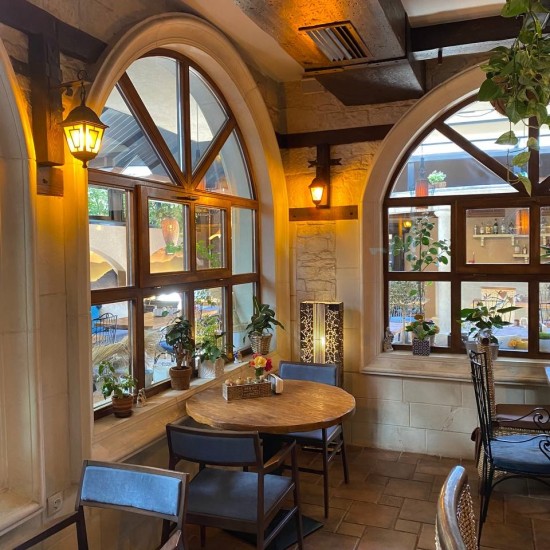 В света на вкусната пица с  „Пица меню за двама в Opera Garden, Бургас“ от Makaroon