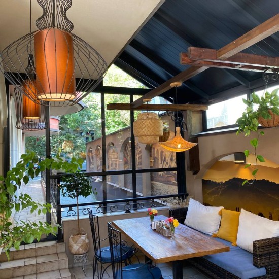 Подарете капка сладост с „Десертно меню за двама в Opera Garden, Бургас“ от Makaroon