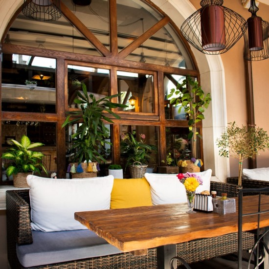 Immerse yourself in the world of delicious food with "Three-course menu for two at Opera Garden" from Makaroon