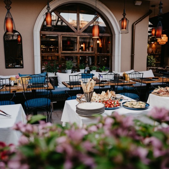 Immerse yourself in the world of delicious food with "Three-course menu for two at Opera Garden" from Makaroon