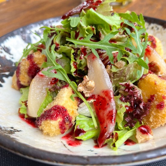 Immerse yourself in the world of delicious food with "Three-course menu for two at Opera Garden" from Makaroon