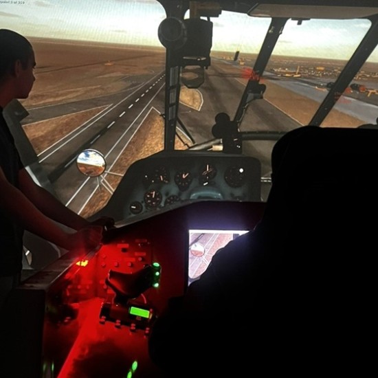 Усетете тръпката от пилотирането с авиосимулатор на хеликоптер от Makaroon Усетете тръпката от пилотирането с авиосимулатор на хеликоптер от Makaroon