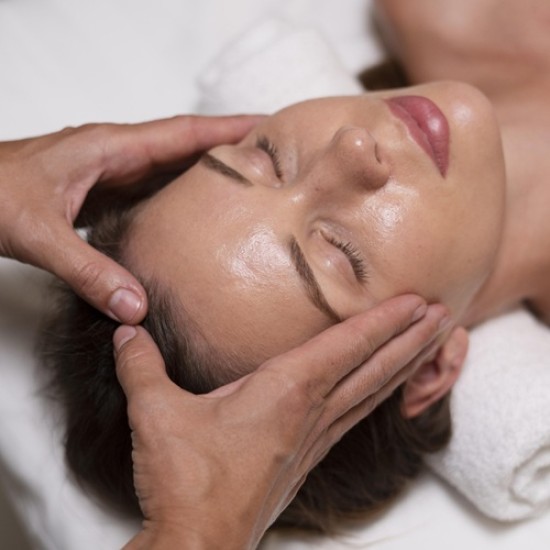 Подобрете еластичността на кожата си с Масаж на лице и грижа с професионална козметика в Стара Загора от Makaroon Подобрете еластичността на кожата си с Масаж на лице и грижа с професионална козметика в Стара Загора от Makaroon