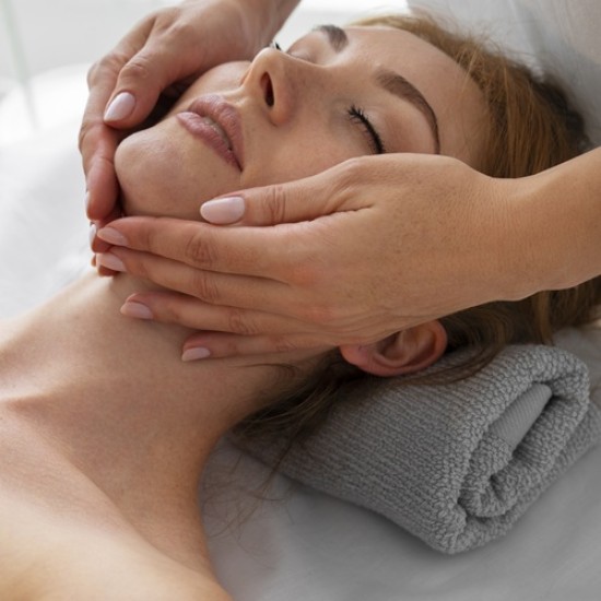 Подобрете еластичността на кожата си с Масаж на лице и грижа с професионална козметика в Стара Загора от Makaroon Подобрете еластичността на кожата си с Масаж на лице и грижа с професионална козметика в Стара Загора от Makaroon