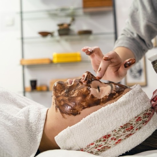 Поглезете кожата си със сладка шоколадова терапия + точков масаж на лице в Стара Загора от Makaroon