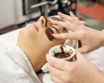 Поглезете кожата си със сладка шоколадова терапия + точков масаж на лице в Стара Загора от Makaroon