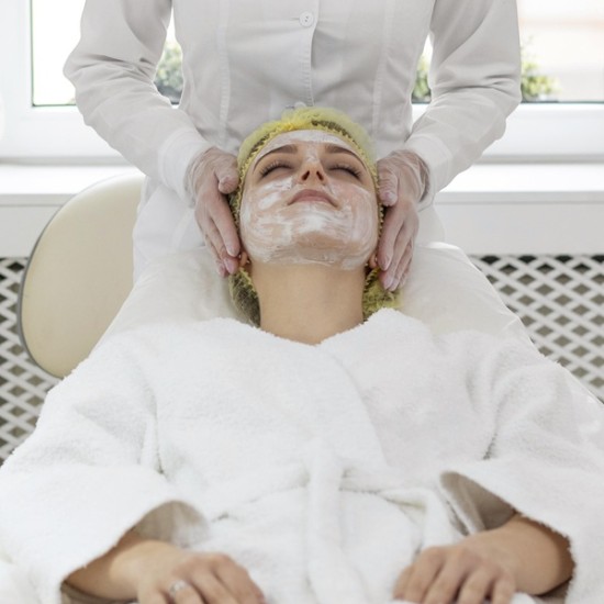 По-сияйна и млада кожа с Терапия за лице с антиейдж ефект и грижа с професионална козметика от Makaroon По-сияйна и млада кожа с Терапия за лице с антиейдж ефект и грижа с професионална козметика от Makaroon