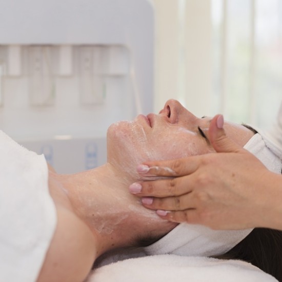 По-сияйна и млада кожа с Терапия за лице с антиейдж ефект и грижа с професионална козметика от Makaroon По-сияйна и млада кожа с Терапия за лице с антиейдж ефект и грижа с професионална козметика от Makaroon