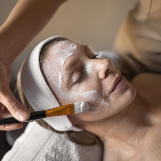  Поглезете кожата си със специална терапия с активни съставки от Makaroon