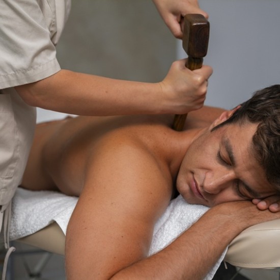 Усетете ползите от специалния тайландски масаж Ток Сен с дървено чукче и клин в Стара Загора от Makaroon