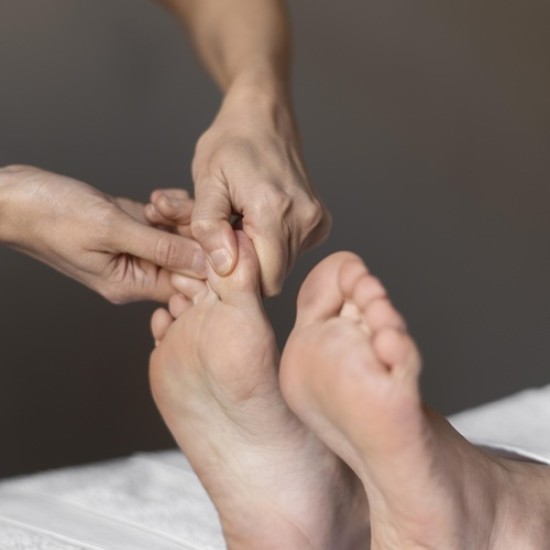 Съчетайте полезното с приятно с Рефлексотерапия - точков масаж на ходилата за облекчаване на стреса в Стара Загора от Makaroon