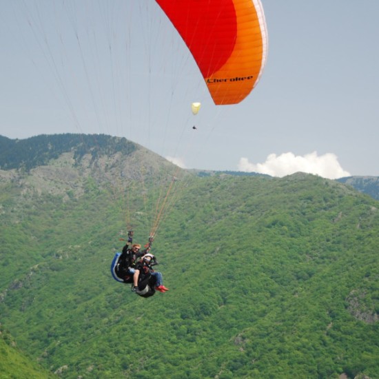 Панорамен полет с парапланер край Сопот - Преживявания в Пловдив - 90.00 | Makaroon.bg Панорамен полет с парапланер край Сопот | Makaroon.bg