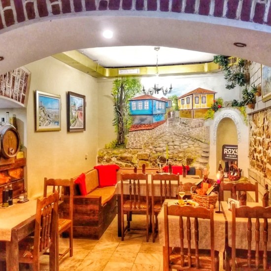 Изтънчен вкус с Дегустация на 3 вида вино за двама в Пловдив от Makaroon