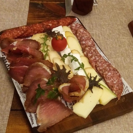 Изтънчен вкус с Дегустация на 3 вида вино за двама в Пловдив от Makaroon