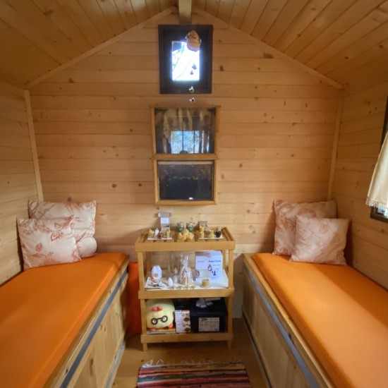 Влезте в дома на пчелите с "Пчелна стая" от Makaroon Влезте в дома на пчелите с "Пчелна стая" от Makaroon