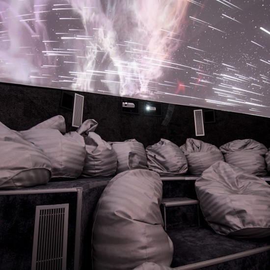 Полетете в необятния свят на Космоса в Софийски планетариум от Макароон
