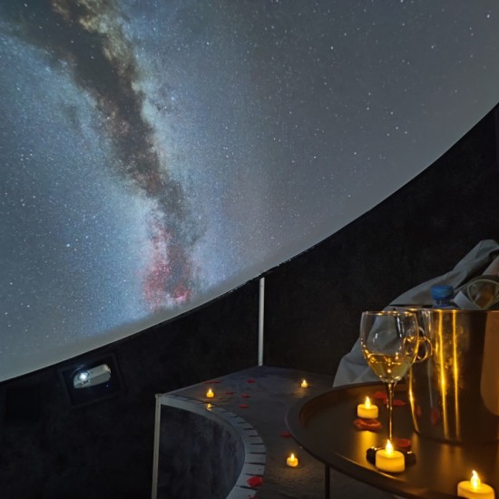 През трудностите до звездите с „Романтична среща в Софийски планетариум“ от Makaroon