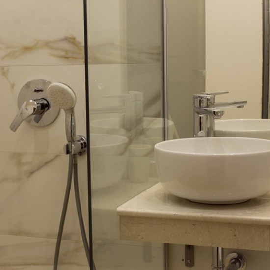 Подарете си едно романтично преживяване за двама с две нощувки със закуска, вечеря и украса в хотел „Покрит мост“, гр. Ловеч от Makaroon