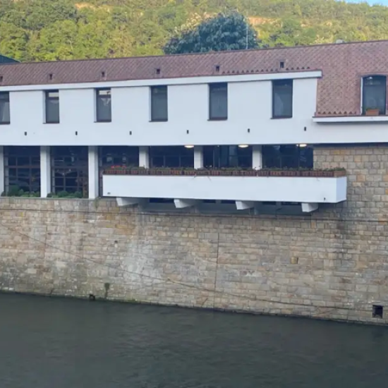 Подарете си едно романтично преживяване за двама с две нощувки със закуска, вечеря и украса в хотел „Покрит мост“, гр. Ловеч от Makaroon