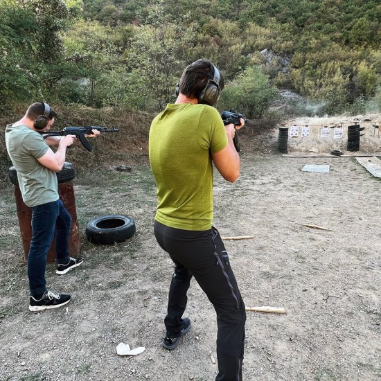 Професионално обучение по самозащита и боравене с огнестрелно оръжие в два дни от Макароон