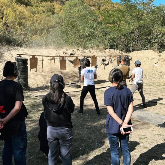 Професионално обучение по самозащита и боравене с огнестрелно оръжие в два дни от Макароон