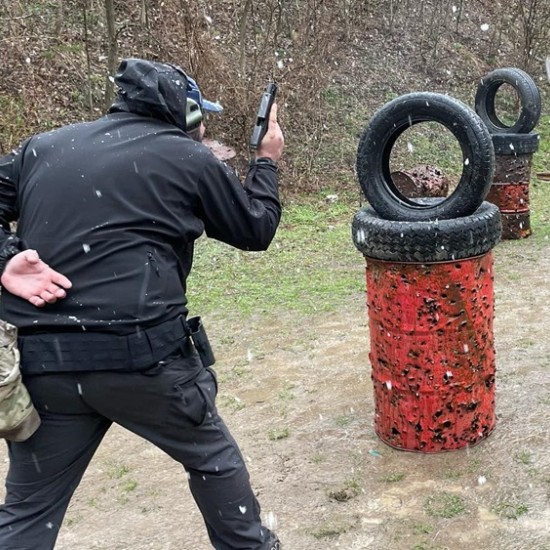 Частен урок по стрелба за един човек в София от Макароон