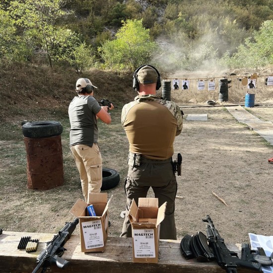 Частен урок по стрелба за двама в София от Макароон