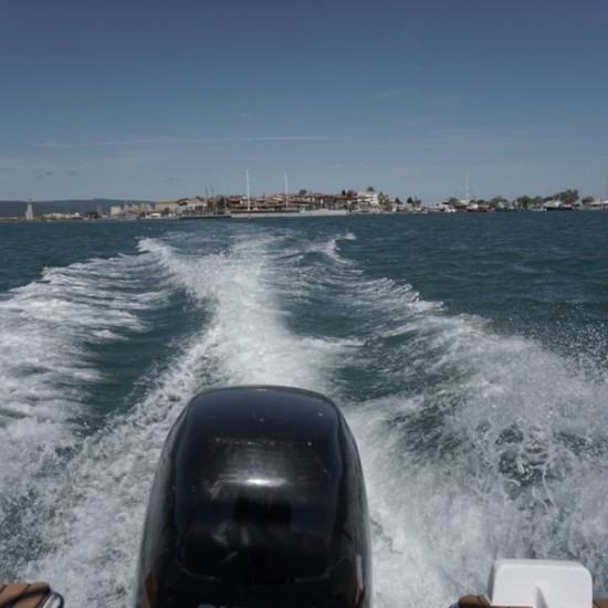 Наеми риболовна лодка и се отдай на риболов от Макароон