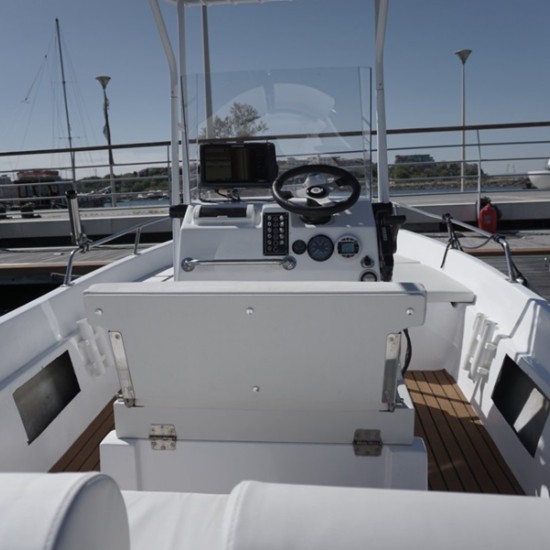 Наеми риболовна лодка и се отдай на риболов от Макароон