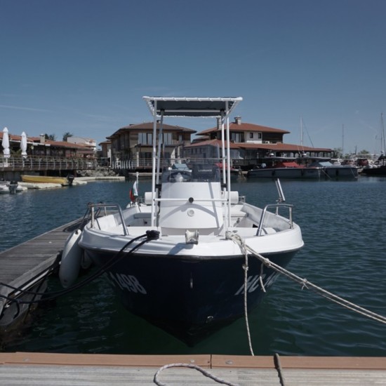 Наеми риболовна лодка и се отдай на риболов от Макароон