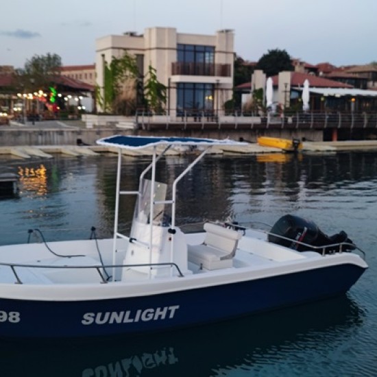 Наеми риболовна лодка и се отдай на риболов от Макароон