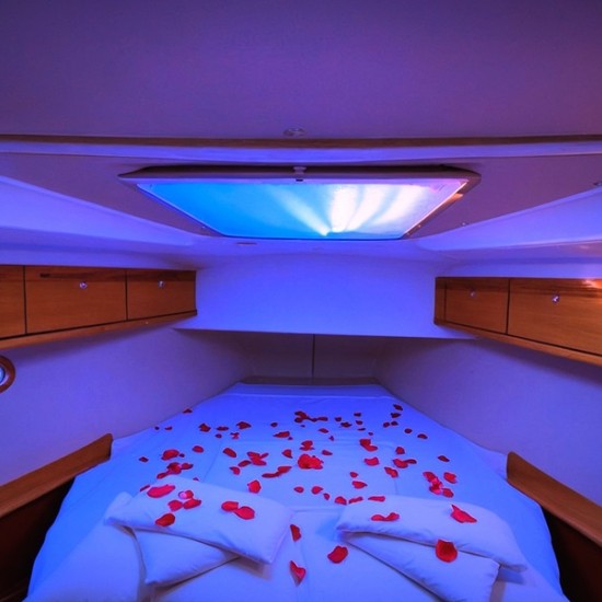 Романтична вечеря за двама и нощувка на яхта във Варна от Макароон