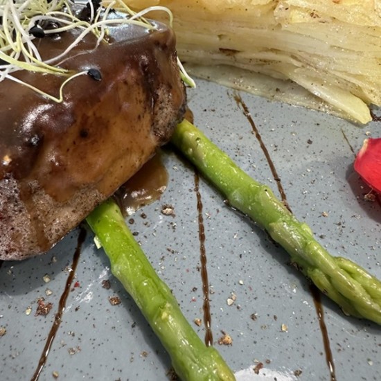 Подарете си едно невероятно кулинарно пътешествие със Седемстепенно дегустационно меню Голд за двама в Question Mark Bar and Grill от Makaroon