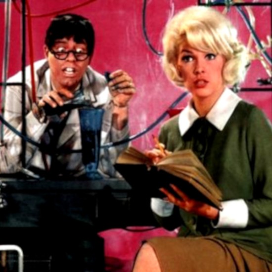 Превърнете се в изследовател Ескейп руум в паралелна вселена: Загадките на професор Линд от Makaroon Превърнете се в изследовател Ескейп руум в паралелна вселена: Загадките на професор Линд от Makaroon