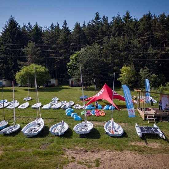 Едноместен каяк на язовир Искър за търсачите на приключения от Makaroon