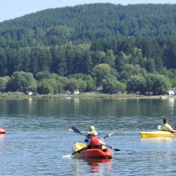 Едноместен каяк на язовир Искър за търсачите на приключения Едноместен каяк на язовир Искър за търсачите на приключения