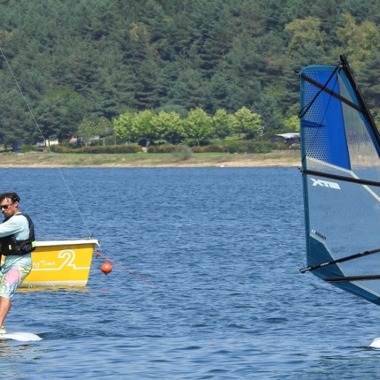 Уиндсърф за начинаещи на язовир Искър - запалете искрата на водните спортове от Makaroon Уиндсърф за начинаещи на язовир Искър - запалете искрата на водните спортове от Makaroon