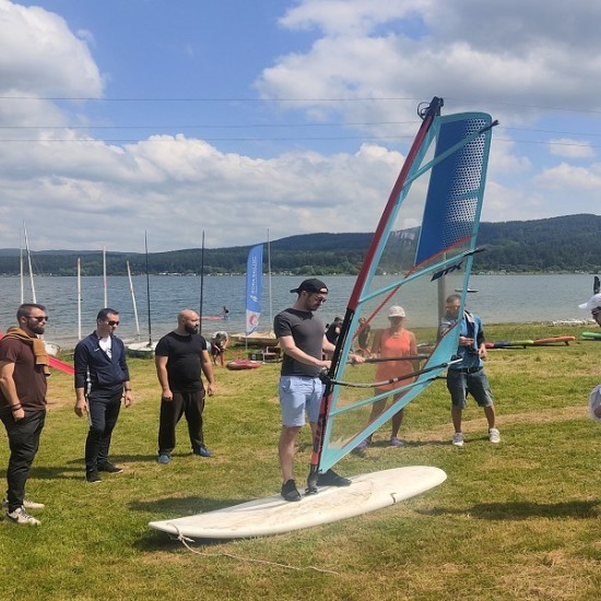 Уиндсърф за начинаещи на язовир Искър - запалете искрата на водните спортове от Makaroon Уиндсърф за начинаещи на язовир Искър - запалете искрата на водните спортове от Makaroon