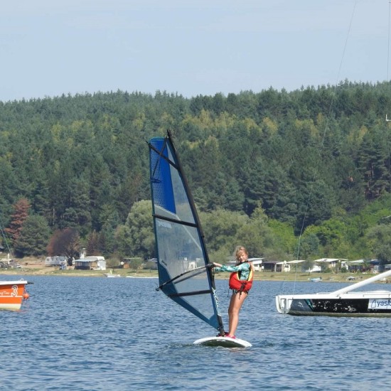 Уиндсърф за начинаещи на язовир Искър - запалете искрата на водните спортове от Makaroon Уиндсърф за начинаещи на язовир Искър - запалете искрата на водните спортове от Makaroon