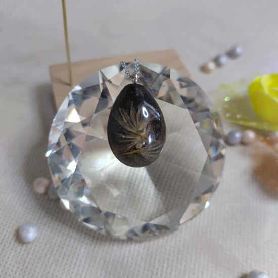 Усетете магията на творческата атмосфера с Работилница за изработка на бижута от епоксидна смола в Банкя от Makaroon