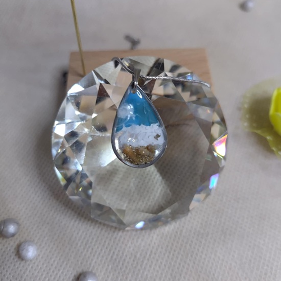 Усетете магията на творческата атмосфера с Работилница за изработка на бижута от епоксидна смола в Банкя от Makaroon