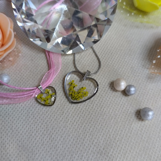 Усетете магията на творческата атмосфера с Работилница за изработка на бижута от епоксидна смола в Банкя от Makaroon