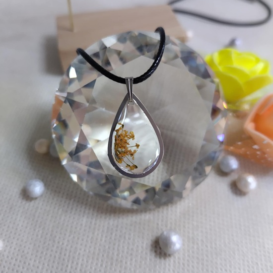 Усетете магията на творческата атмосфера с Работилница за изработка на бижута от епоксидна смола в Банкя от Makaroon