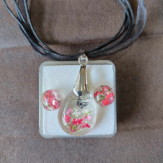 Усетете магията на творческата атмосфера с Работилница за изработка на бижута от епоксидна смола в Банкя от Makaroon