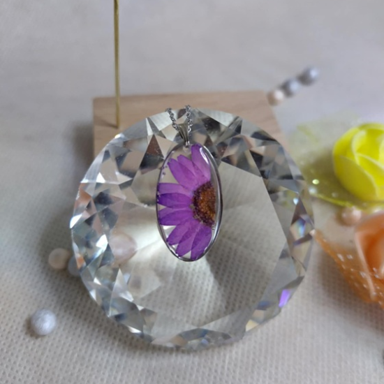 Усетете магията на творческата атмосфера с Работилница за изработка на бижута от епоксидна смола в Банкя от Makaroon